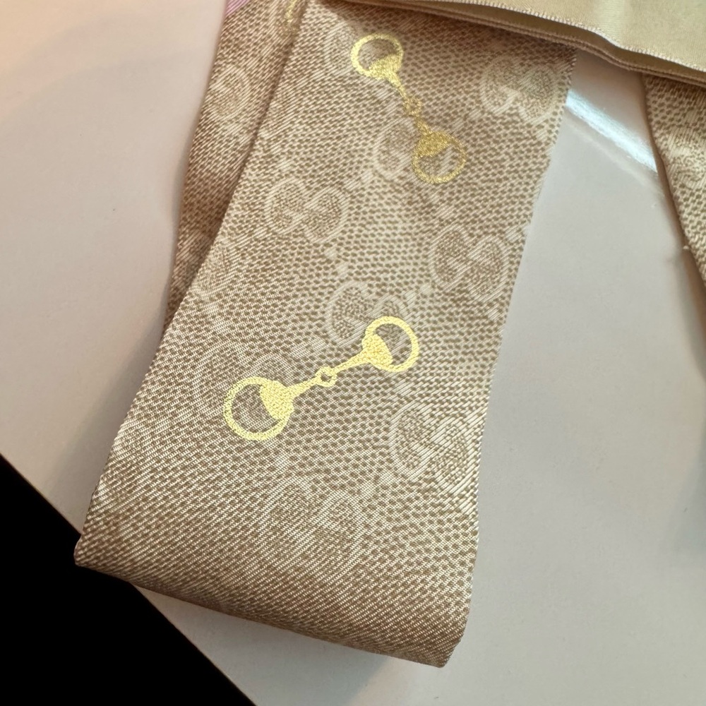 ✨ NWT Auth Gucci Pink and Beige Silk Horsebity Scarf ✨ - Picture 8 of 8